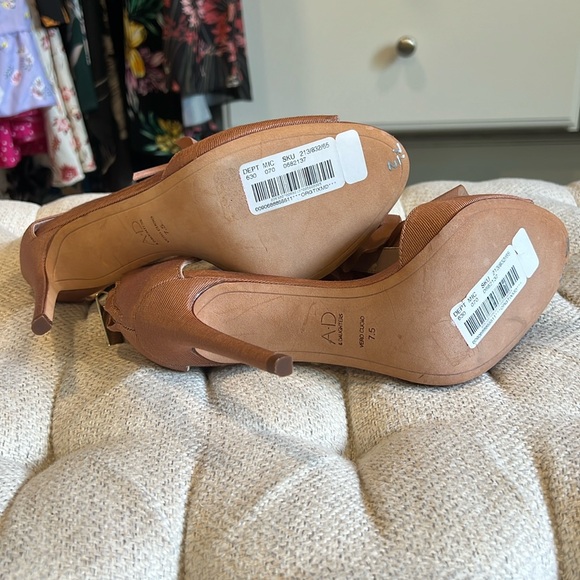 NWT A-D & Daughters Vero Cuoio heels, size 7.5